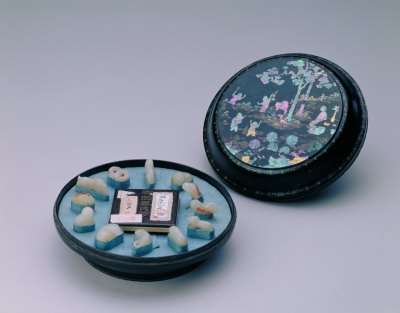 图片[2]-Round box with black lacquer inlaid with mother-of-pearl picture of five sons winning the championship-China Archive